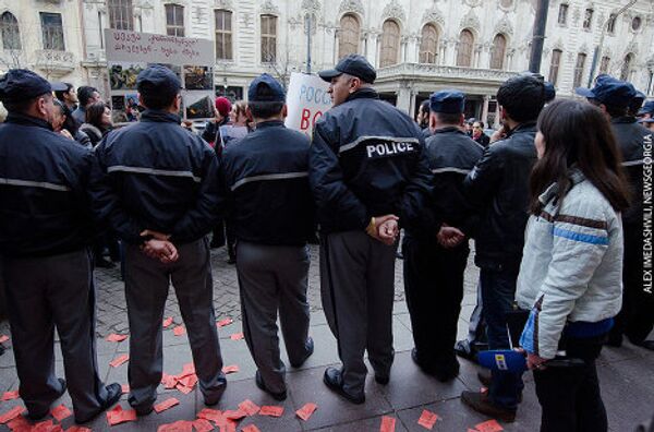 Грузинский академический ансамбль песни и танца Эрисиони возвратился 11 марта в Тбилиси из Москвы, с первых за пять лет своих гастролей в России. На минувшей неделе состоялось выступление Эрисиони в Кремлевском дворце. В Тбилиси у здания, где работает и репетирует ансамбль, прошла акция протеста. - Sputnik Грузия