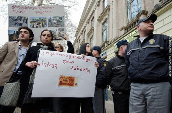 Грузинский академический ансамбль песни и танца Эрисиони возвратился 11 марта в Тбилиси из Москвы, с первых за пять лет своих гастролей в России. На минувшей неделе состоялось выступление Эрисиони в Кремлевском дворце. В Тбилиси у здания, где работает и репетирует ансамбль, прошла акция протеста. - Sputnik Грузия