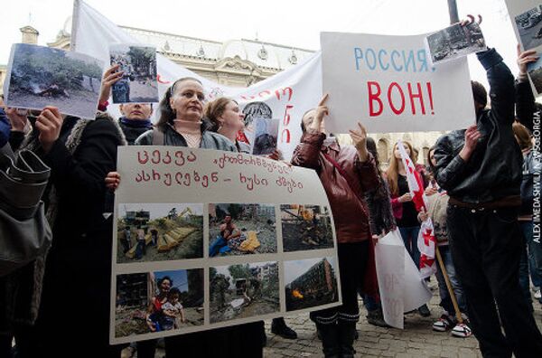 Грузинский академический ансамбль песни и танца Эрисиони возвратился 11 марта в Тбилиси из Москвы, с первых за пять лет своих гастролей в России. На минувшей неделе состоялось выступление Эрисиони в Кремлевском дворце. В Тбилиси у здания, где работает и репетирует ансамбль, прошла акция протеста. - Sputnik Грузия