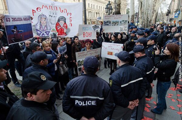 Грузинский академический ансамбль песни и танца Эрисиони возвратился 11 марта в Тбилиси из Москвы, с первых за пять лет своих гастролей в России. На минувшей неделе состоялось выступление Эрисиони в Кремлевском дворце. В Тбилиси у здания, где работает и репетирует ансамбль, прошла акция протеста. - Sputnik Грузия