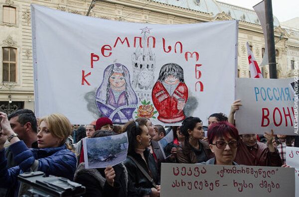 Грузинский академический ансамбль песни и танца Эрисиони возвратился 11 марта в Тбилиси из Москвы, с первых за пять лет своих гастролей в России. На минувшей неделе состоялось выступление Эрисиони в Кремлевском дворце. В Тбилиси у здания, где работает и репетирует ансамбль, прошла акция протеста. - Sputnik Грузия