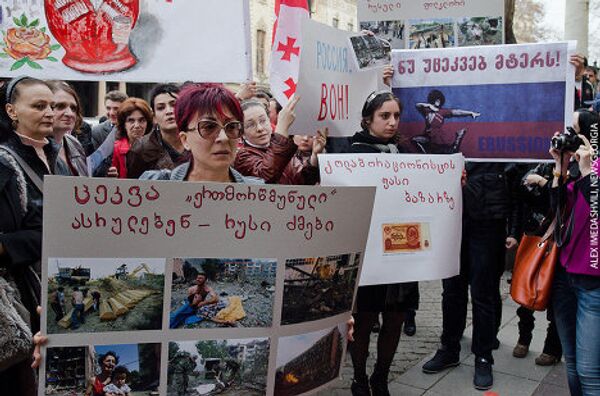 Грузинский академический ансамбль песни и танца Эрисиони возвратился 11 марта в Тбилиси из Москвы, с первых за пять лет своих гастролей в России. На минувшей неделе состоялось выступление Эрисиони в Кремлевском дворце. В Тбилиси у здания, где работает и репетирует ансамбль, прошла акция протеста. - Sputnik Грузия
