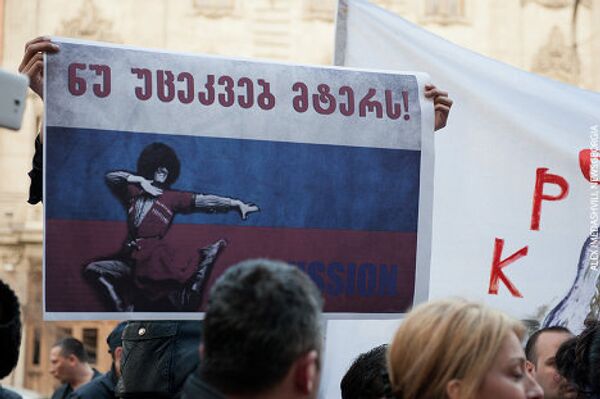 Грузинский академический ансамбль песни и танца Эрисиони возвратился 11 марта в Тбилиси из Москвы, с первых за пять лет своих гастролей в России. На минувшей неделе состоялось выступление Эрисиони в Кремлевском дворце. В Тбилиси у здания, где работает и репетирует ансамбль, прошла акция протеста. - Sputnik Грузия