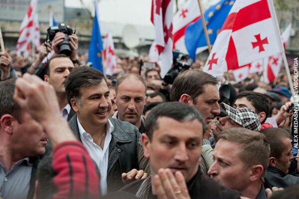 Вскоре после начала митинга на акцию прибыл президент Грузии Михаил Саакашвили. - Sputnik Грузия