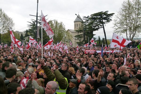 В столице Грузии 19 апреля прошел многотысячный митинг сторонников перешедшей в оппозицию бывшей правящей партии Единое национальное движение. - Sputnik Грузия