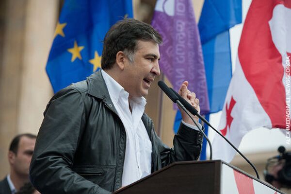 Михаил Саакашвили после окончания митинга спрыгнул со сцены, и поддерживаемый охраной, прошелся по проспекту Руставели, в окружении своих сторонников. - Sputnik Грузия