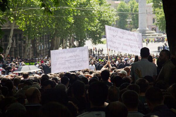 Акция, организованная НПО Идентичность по случаю Международного дня борьбы с гомофобией, в пятницу в Тбилиси была сорвана ее противниками. Количество участников так называемой контр-акции в сотни раз превышало по численности собравшихся в Пушкинском сквере защитников ЛГБТ. По данным Минздрава, в результате инцидентов пострадали 28 человек, том числе трое полицейских и один журналист, а также один несовершеннолетний. - Sputnik Грузия