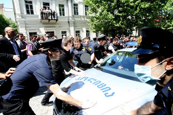 Акция, организованная НПО Идентичность по случаю Международного дня борьбы с гомофобией, в пятницу в Тбилиси была сорвана ее противниками. Количество участников так называемой контр-акции в сотни раз превышало по численности собравшихся в Пушкинском сквере защитников ЛГБТ. По данным Минздрава, в результате инцидентов пострадали 28 человек, том числе трое полицейских и один журналист, а также один несовершеннолетний. - Sputnik Грузия