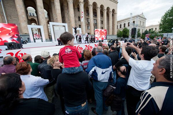 В День Независимости 26 мая в Тбилиси военный парад не состоялся. У старого здания парламента Грузии установили сцену, где выступали коллективы национальной песни и танца. - Sputnik Грузия