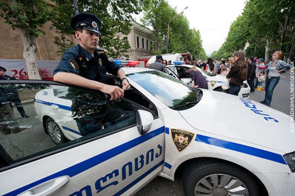 Полицейская машина на проспекте Руставели, в День Независимости. - Sputnik Грузия