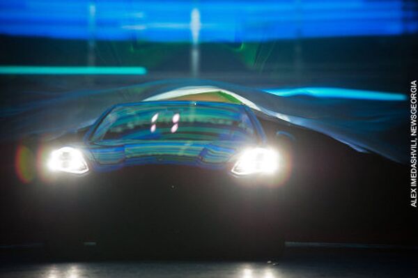 Презентация Porsche Panamera сопровождалась лазерным шоу, после завершения которого зрители увидели автомобиль воочию. - Sputnik Грузия