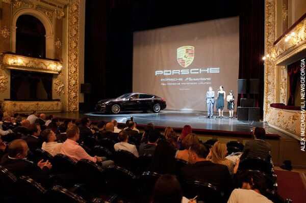 Porsche Panamera на входе в академический театр им.Шота Руставели в Тбилиси. - Sputnik Грузия