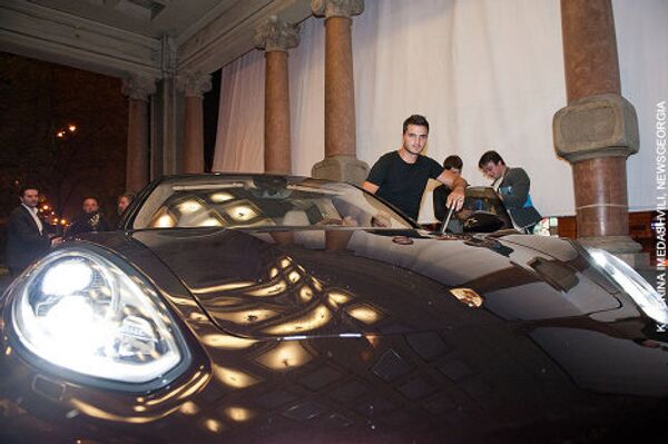 После презентации Porsche Panamera каждый желающий мог сфотографироваться на фоне нового автомобиля, который поставили у входа в театр. - Sputnik Грузия