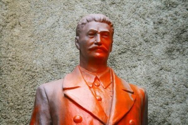Той же ночью статую облили оранжевой краской. Источник - http://springator.livejournal.com/95289.html - Sputnik Грузия