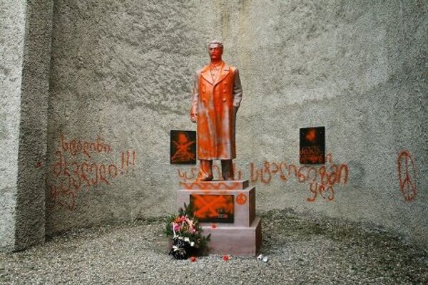 Вокруг монумента появились надписи на грузинском: Убийца, Долой сталинизм и крепкие ругательства. Подробности - http://springator.livejournal.com/95289.html - Sputnik Грузия