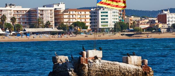 Флаг Каталонии на побережье Средиземного моря в городе Бланес - Sputnik Грузия