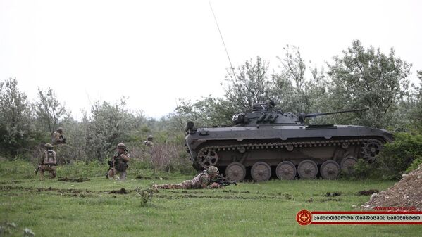 С грузинской стороны в учениях были использованы боевые машины пехоты БМП 2. - Sputnik Грузия