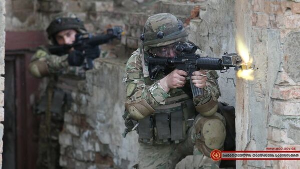 Грузинские военнослужащие принимают участие в совместных учениях с подразделениями армии США на полигоне Вазиани (близ Тбилиси). - Sputnik Грузия