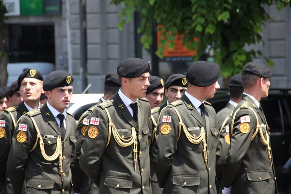 На фото - на площади Свободы представители Вооруженных сил Грузии проводят подготовку к празднику. - Sputnik Грузия
