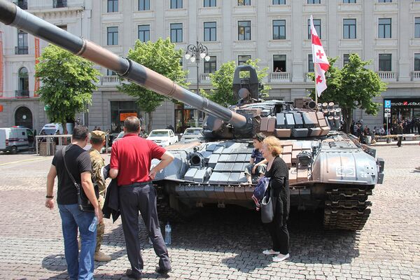 В то же время военный элемент на празднике все же будет присутствовать - в этот день на площади Свободы и площади Революции Роз состоится демонстрация различной военной техники. - Sputnik Грузия