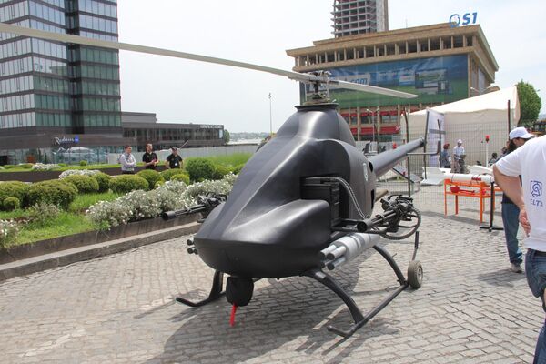 Военный научно-технический центр Дельта создал две военные машины, которые были продемонстрированы на выставке в Тбилиси на проспекте Руставели, приуроченной ко Дню независимости Грузии. На фото - ударно-разведывательный беспилотный многофункциональный вертолет. В ведомстве заявляют, что вертолет может вести как разведывательные работы, так и поражать цели с воздуха. - Sputnik Грузия