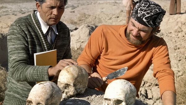 Архелоги рассматривают черепа людей, найденные при раскопках - Sputnik Грузия