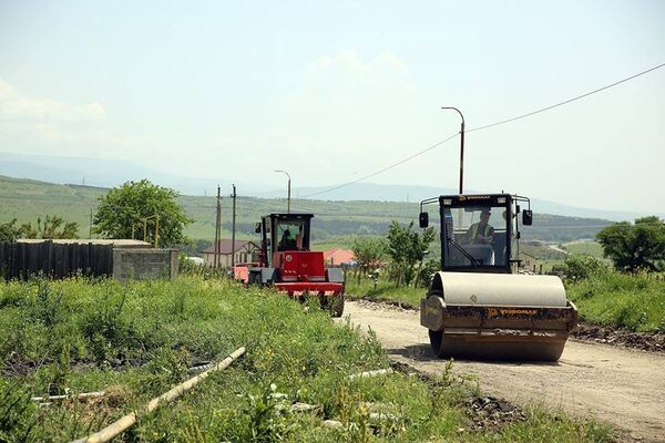 Мэрия Тбилиси приступила к ремонту дороги, ведущей в село Тхинвала, которое с 2006 года вошло в черту столицы Грузии. - Sputnik Грузия