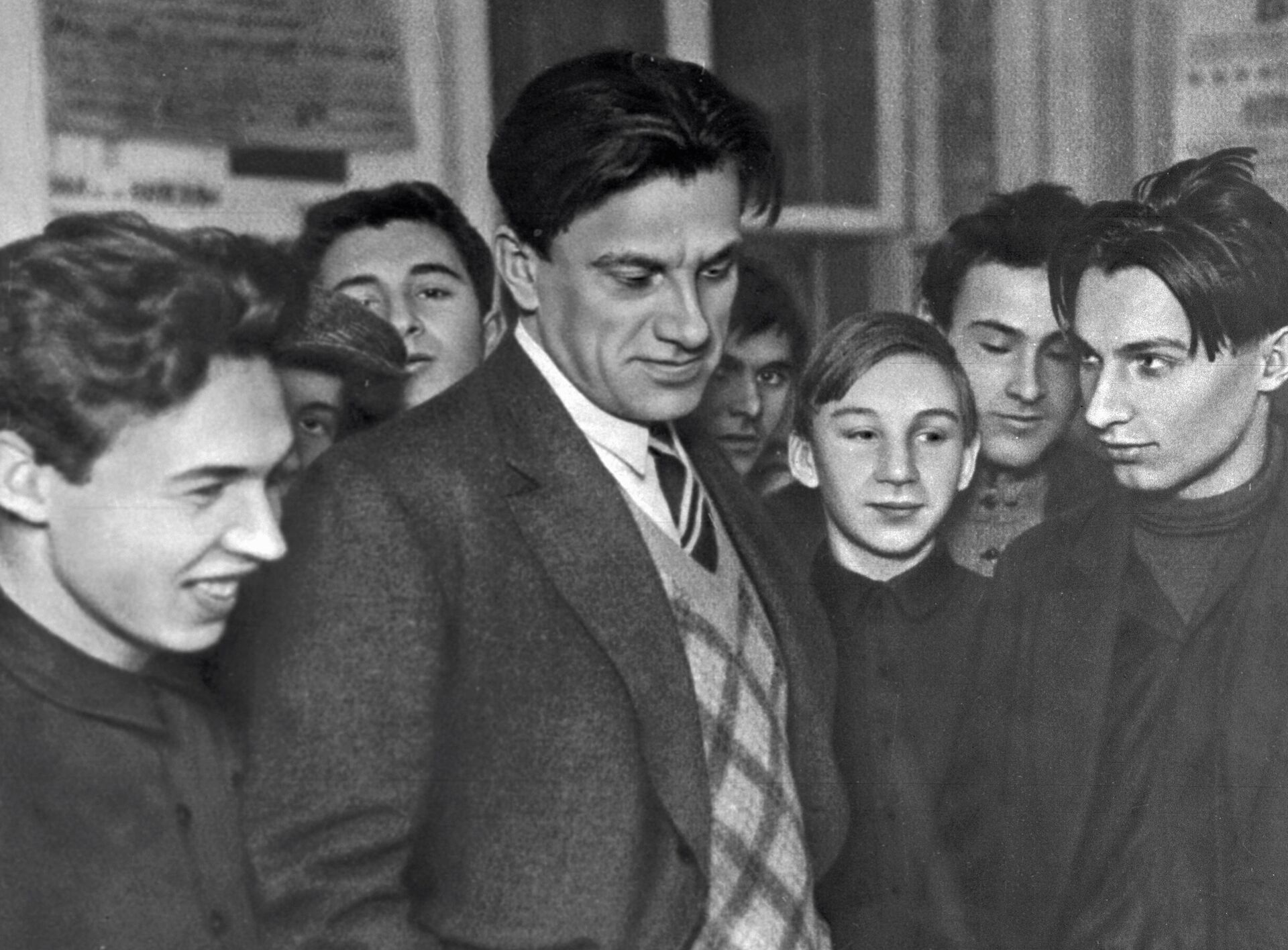 Владимир Маяковский среди молодежи - Sputnik Грузия, 1920, 19.07.2023