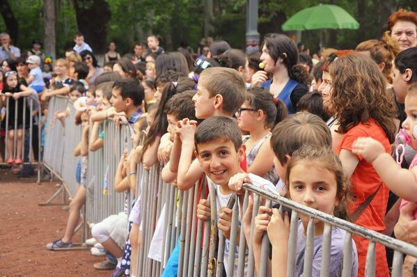 Сотни детей на празднике в парке Ваке в центре Тбилиси, по случаю международного Дня защиты детей. - Sputnik Грузия