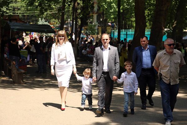 Мэр Тбилиси Давид Нармания с семьей принимает участие в праздновании международного Дня защиты детей. - Sputnik Грузия