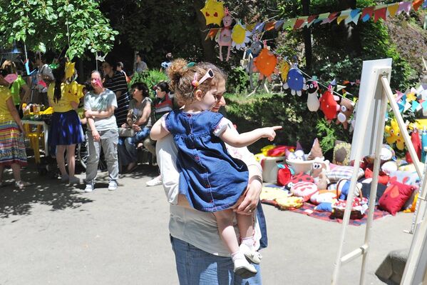 Посетители праздника на выставке детского рисунка в парке Мзиури. - Sputnik Грузия