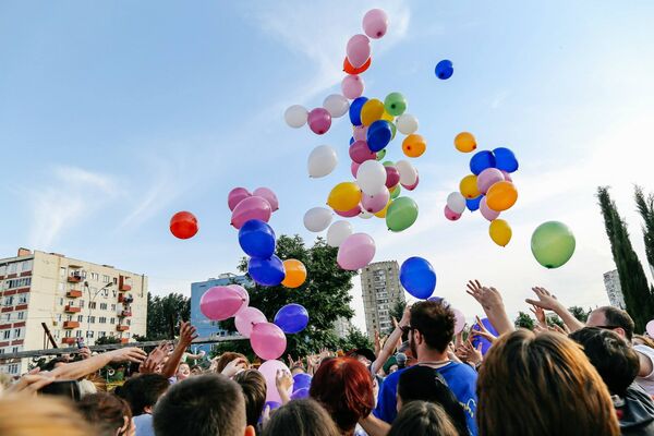 Участники праздника, посвященного международному Дню защиты детей, выпускают в воздух десятки воздушных шаров. - Sputnik Грузия