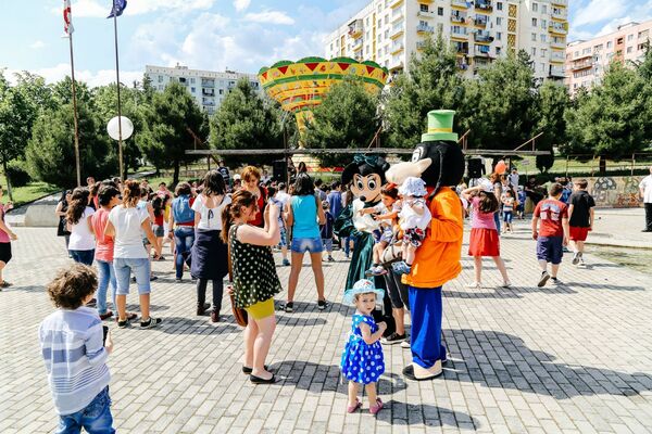 Сотни детей в этот день побывали на празднике, организованном для них в Глдани мэрией Тбилиси. - Sputnik Грузия