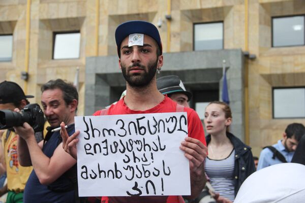 Один из участников акции протеста у здания правительственной канцелярии. - Sputnik Грузия