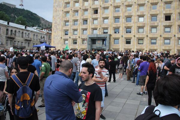 Акция за декриминализацию марихуаны прошла во вторник 2 июня в Тбилиси, у здания правительственной канцелярии. - Sputnik Грузия