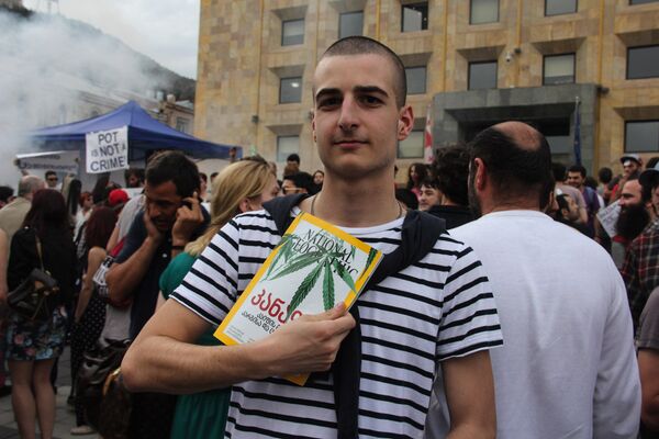 Один из сторонников декриминализации марихуаны в Грузии. - Sputnik Грузия