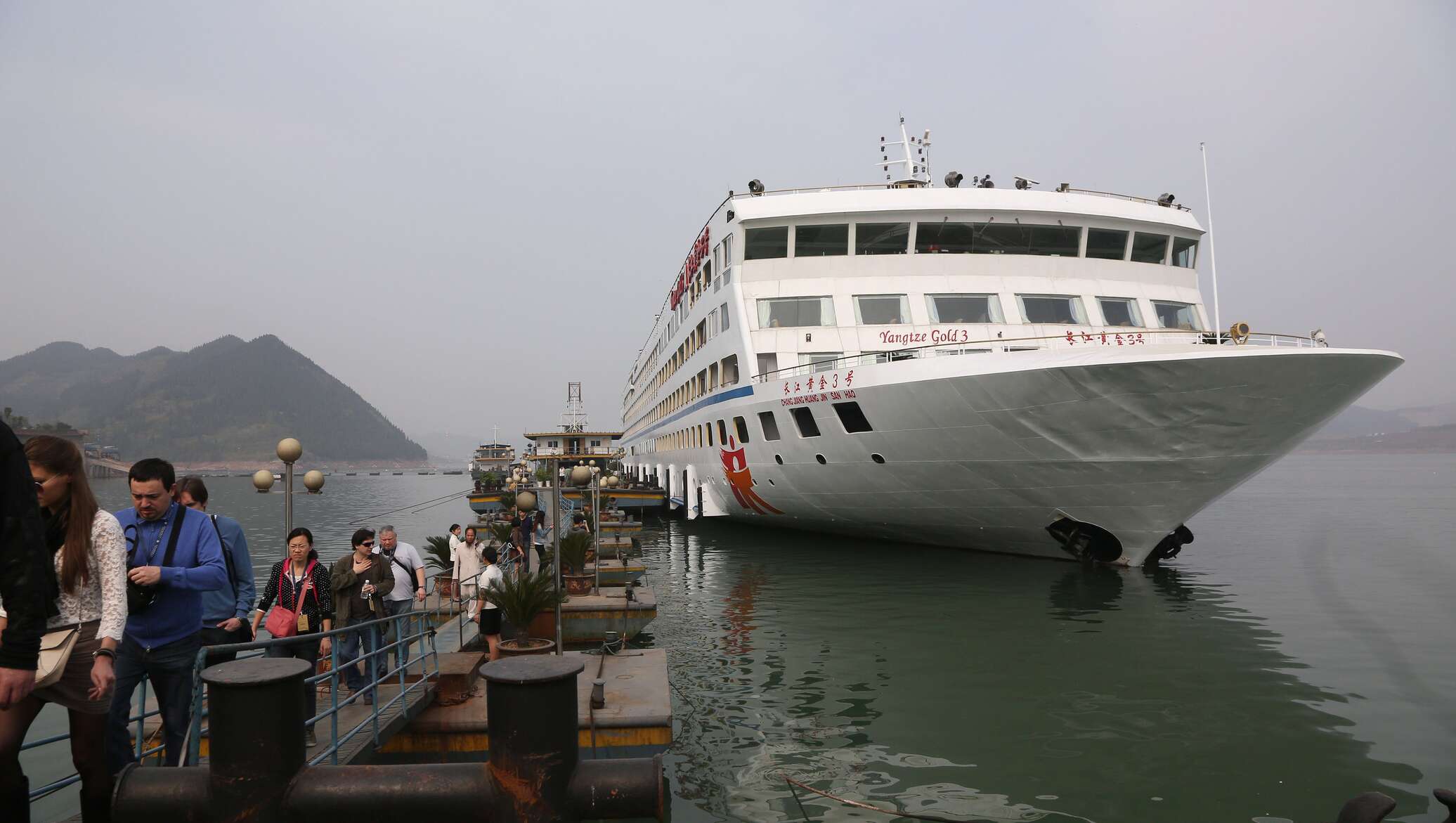 Корабль рассчитан на 400 пассажиров впр. Круиз Янцзы. Судно Восточная звезда. Круизы по реке Янцзы. Малазийский теплоход.