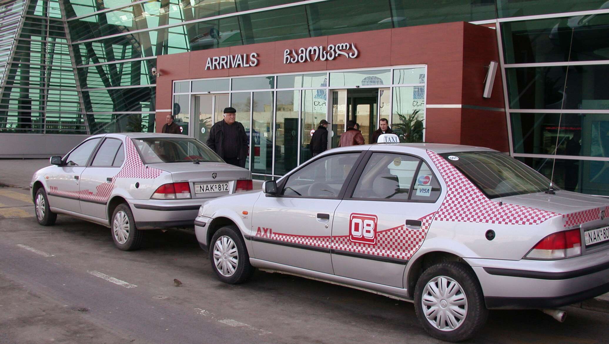 Такси в Тбилиси. Тбилиси такси фото. Аэропорт Тбилиси где находится стоянка такси. Грузия контроль аэропорт.