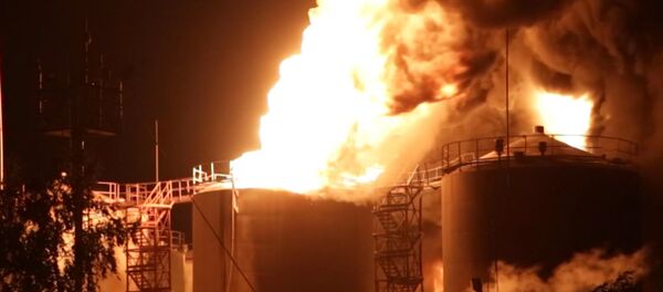 Пламя поднялось на десятки метров над горящими цистернами под Киевом - Sputnik Грузия