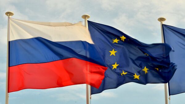 Флаги России, ЕС, Франции и герб Ниццы на набережной Ниццы - Sputnik Грузия