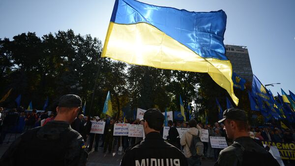 Пикет в поддержку закона о люстрации власти в Киеве - Sputnik Грузия