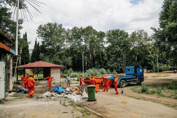 Работы по очистке парка Ваке были поручены сотрудникам компании Тбилсервис групп. - Sputnik Грузия