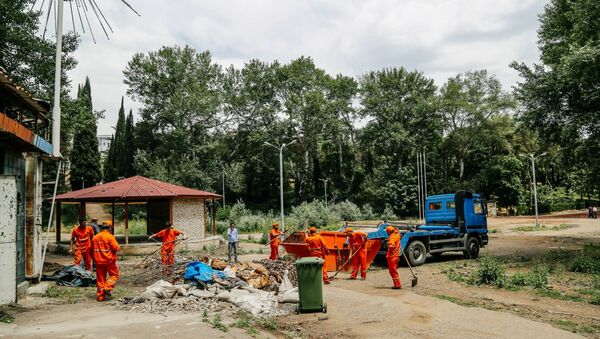 Уборка мусора в парке Ваке - Sputnik Грузия