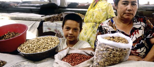 Торговля орехами на рынке в Ташкенте - Sputnik Грузия