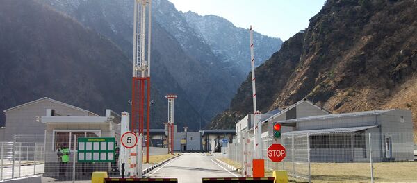 ლარსის საბაჟო–გამშვები პუნქტი ლარსის საბაჟო–გამშვები პუნქტი - Sputnik საქართველო