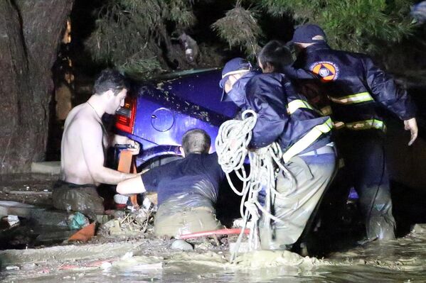 Спасатели вытаскивают из воды людей во время наводнения в Тбилиси в ночь на 14 июня. - Sputnik Грузия