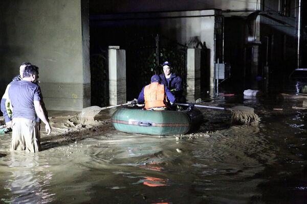 В Тбилиси в ночь на воскресенье 14 июня произошло сильное наводнение. После сильного дождя вода затопила улицы в центре города. - Sputnik Грузия