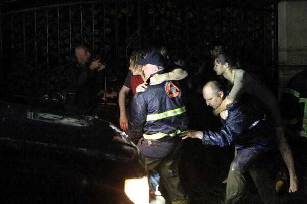 По последним данным, в результате наводнения погибли 12 человек. - Sputnik Грузия