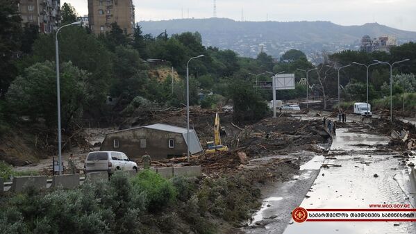 Так выглядит после наводнения скоростная трасса Ваке-Сабуртало в центре Тбилиси. - Sputnik Грузия