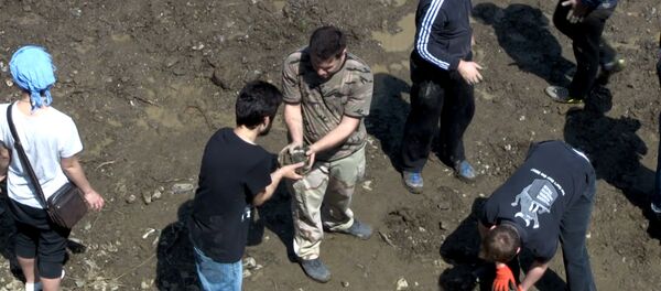 Тбилисцы руками расчищали заваленную мусором дорогу после наводнения Тбилисцы руками расчищали заваленную мусором дорогу после наводнения - Sputnik Грузия